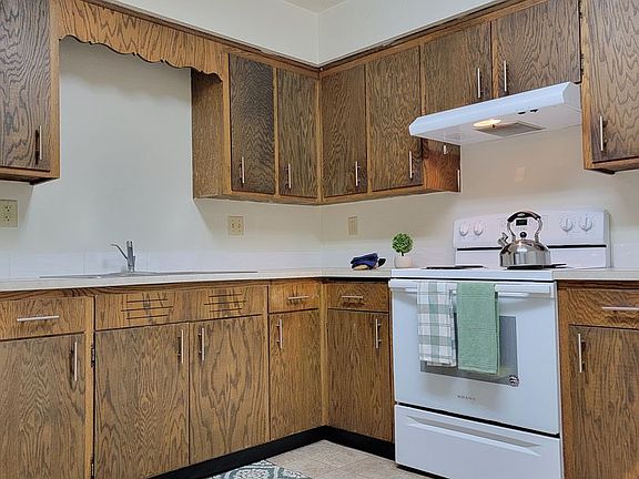 3rd image of 904 Thomas Ave NE #13