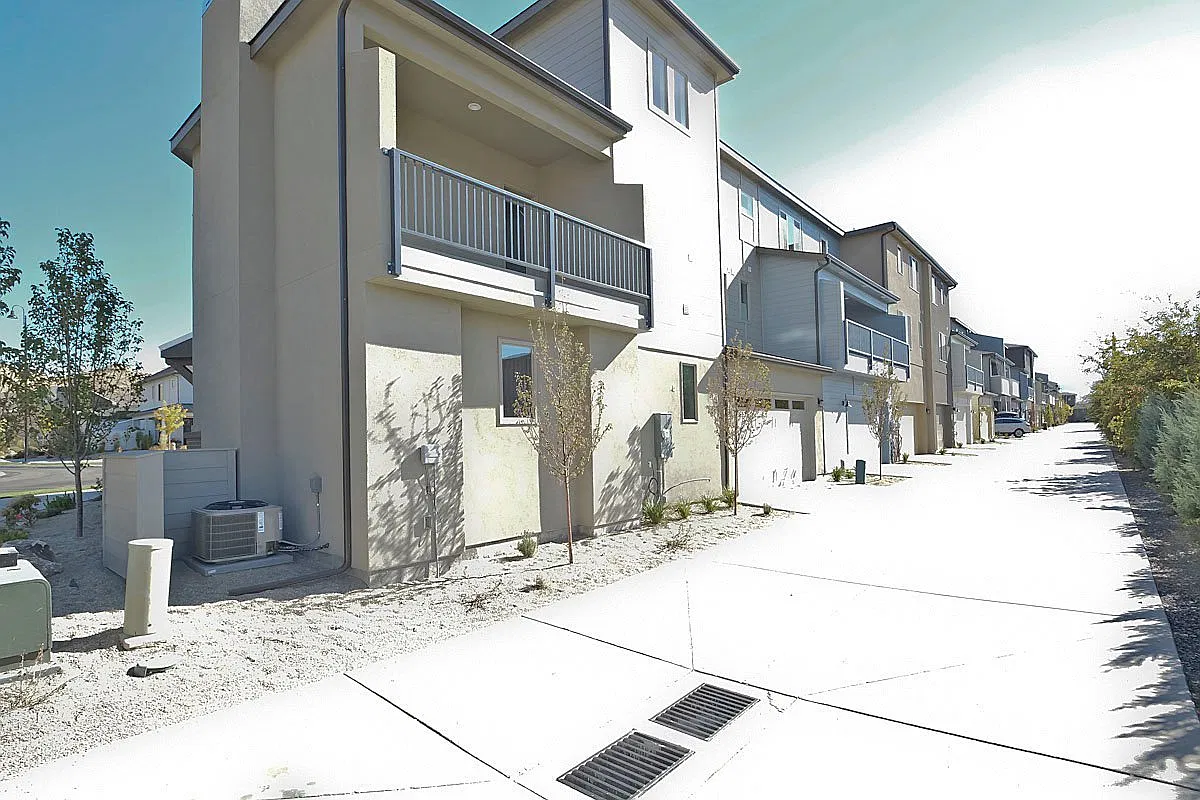 One of a Kind-3 Bedroom and 3 Bathroom Luxury Townhouse in Harris Ranch. — Photo 4