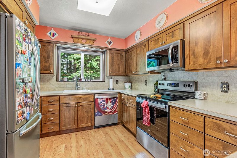 5th image of 190 Martin Road