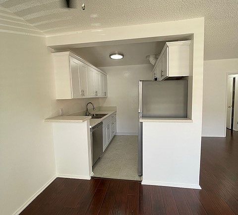4th image of 519 S Barrington Ave APT 8