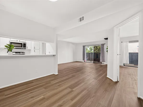 3015 Walnut Bend Ln APT 31, Houston, TX 77042