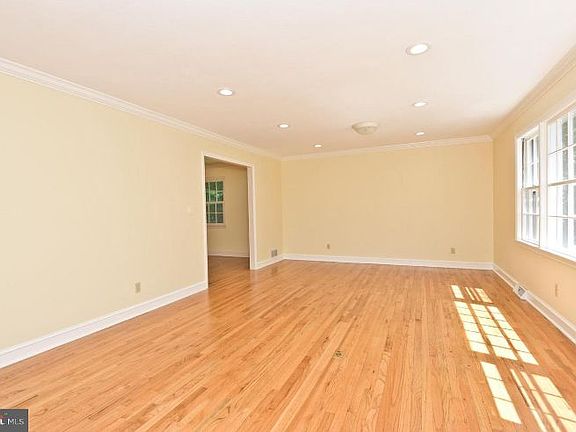 3rd image of 5 Jill Dr