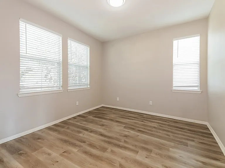 1820 Plymouth Dr — Photo 10