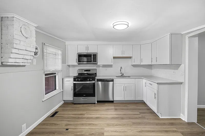 4 bed, 1.0 bath, 1500 sqft, $1,795 — Photo 2