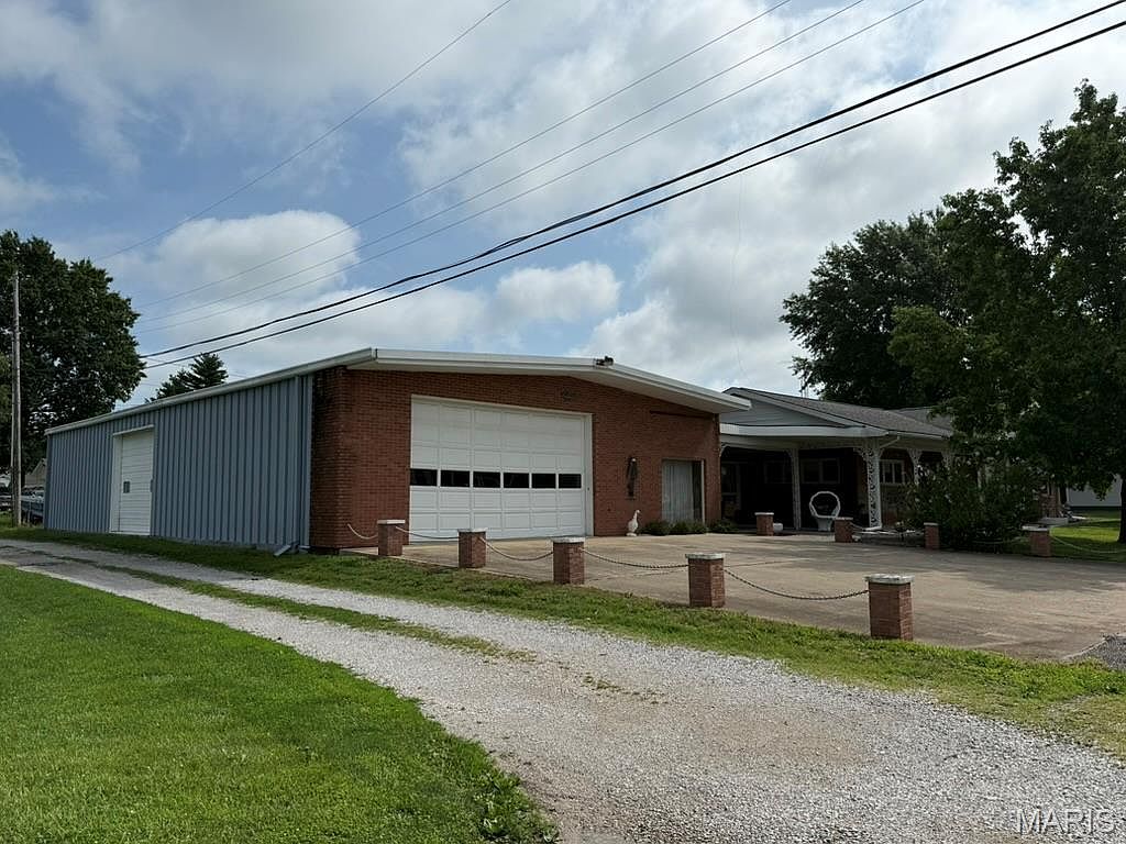 908 Abba St, Gillespie, IL 62033 | Zillow