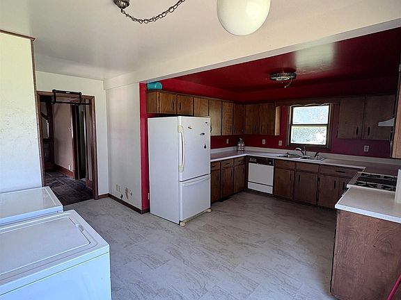 5th image of 824 S Adella St