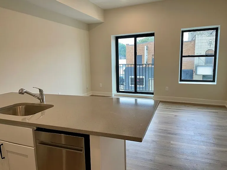 Beautiful Studio and One Bedrooms West Grand Neighborhood — Photo 10