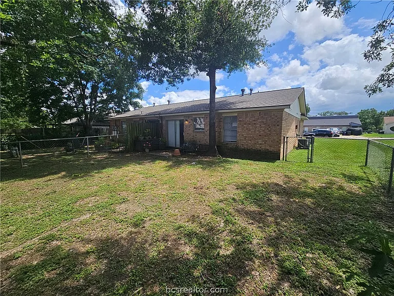 1529 Hillside Dr — Photo 2