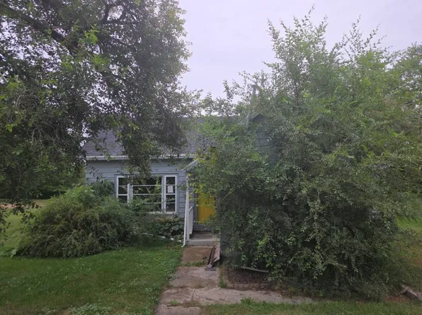 305 Grove St, Lena, IL 61048