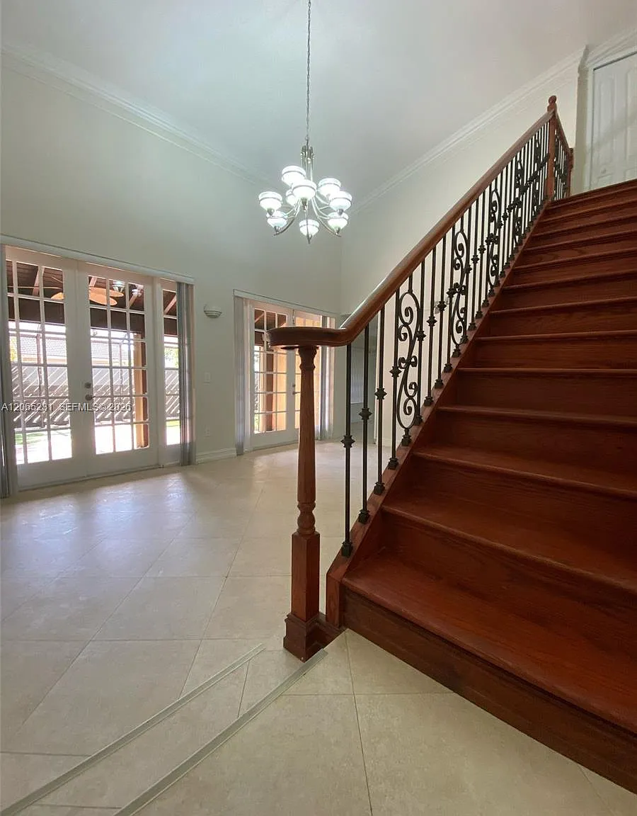 Kenland Court — Photo 3