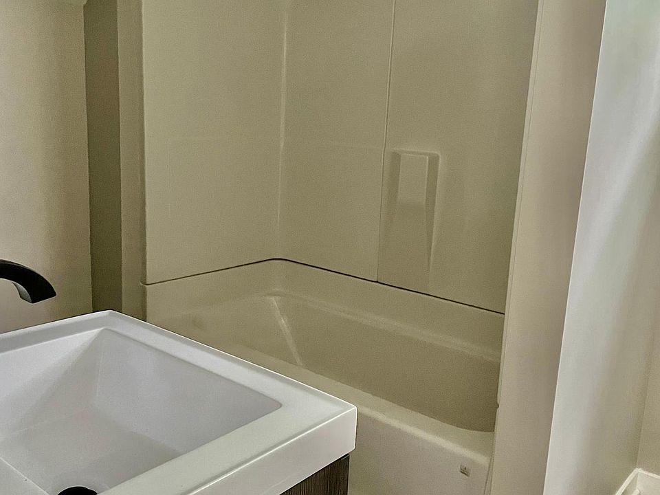 2nd image of 254 Pine Ave #1/2