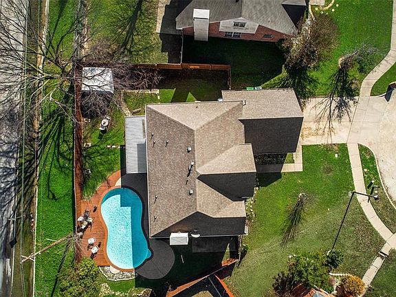 2nd image of 718 Castlewood Dr
