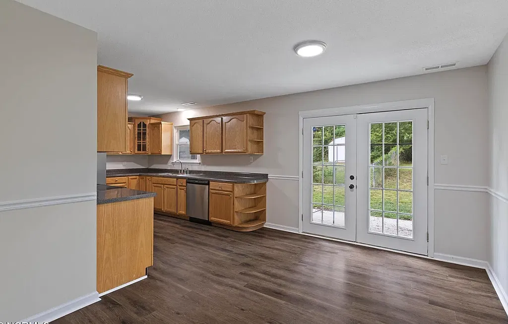 Charming 4-Bedroom Family Home in Jacksonville, NC — Photo 3