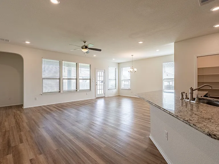 637 Landon Samuel Loop — Photo 3