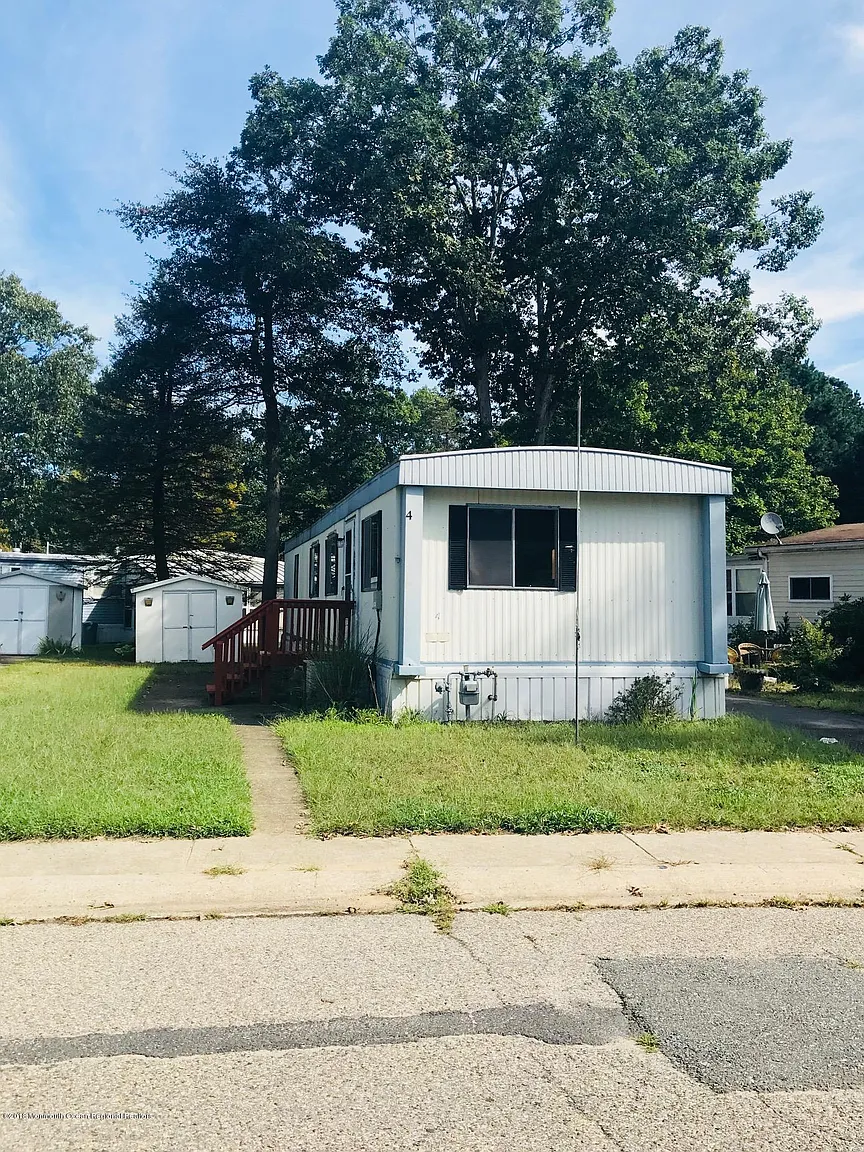 4 Maplewood Dr photo 1