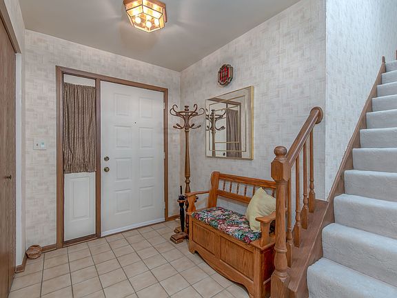 3rd image of 23W439 Green Trails Dr