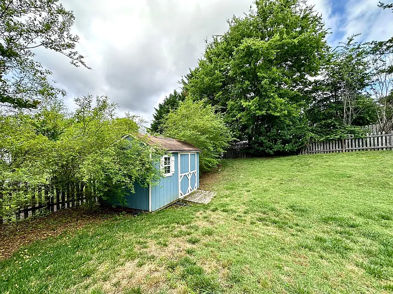 8425 Hirsch Dr — Photo 31
