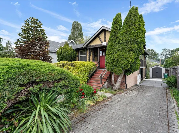 3329 Doncaster Dr, Saanich, BC V8P 3V7