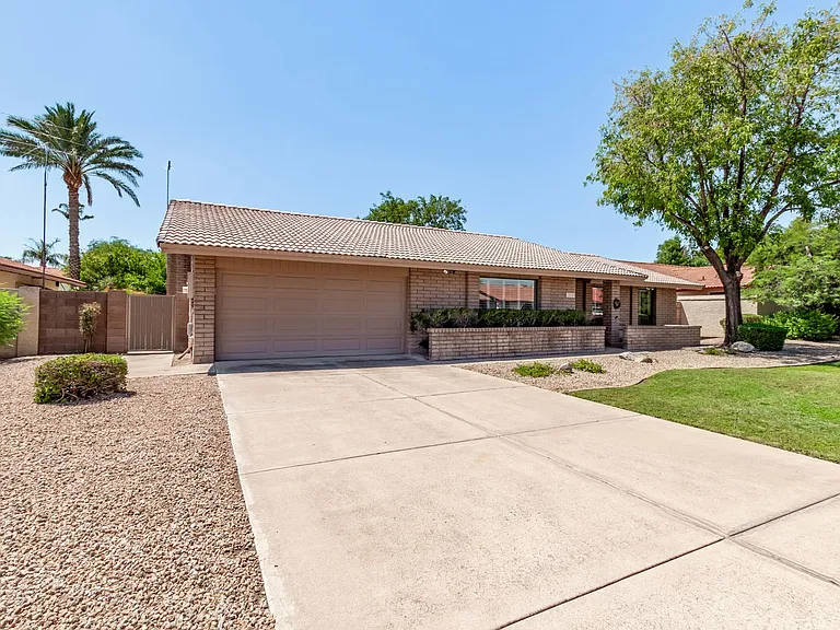 2637 E Sierra St — Photo 3