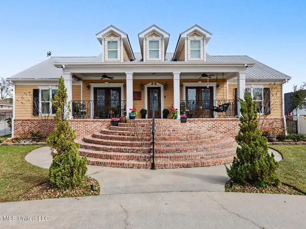 707 Esplanade Ave, Bay Saint Louis, MS 39520