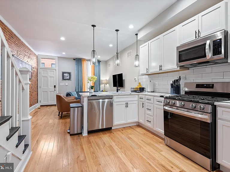 2219 E Chase St — Photo 10