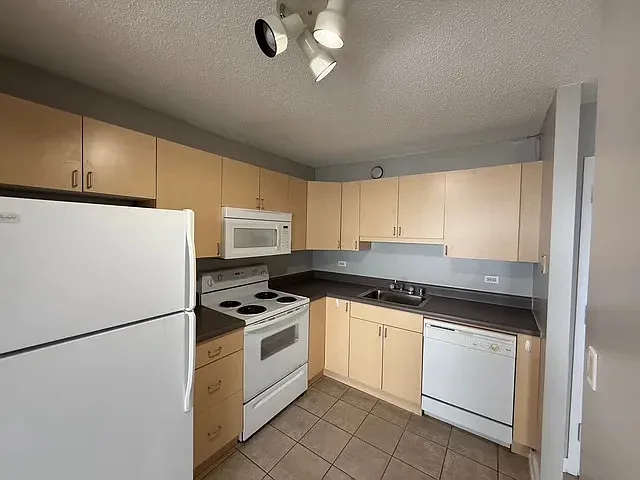 2 bed, 2.0 bath, 968 sqft, $3,359 — Photo 2