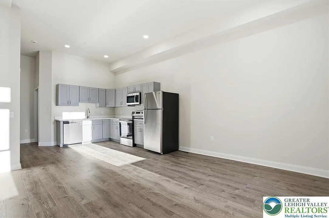 2 bed, 1000 sqft, $1,550 — Photo 3