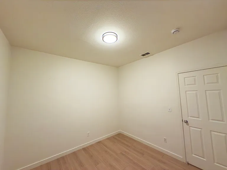 Room 3: A cozy and functional bedroom, filled with natural light, offering a comfortable space for relaxation.