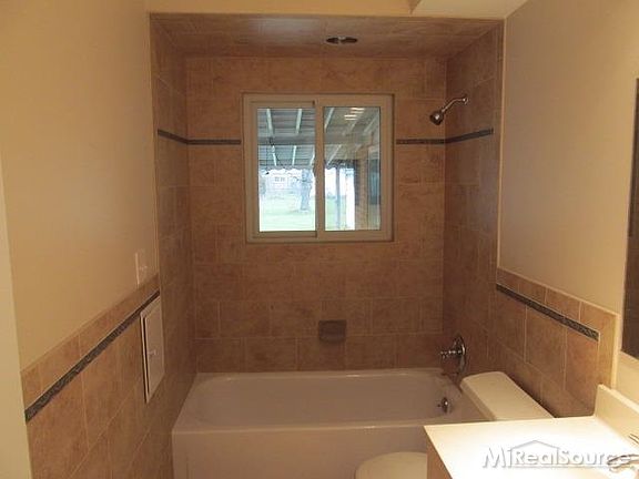 4th image of 21619 Raymond St
