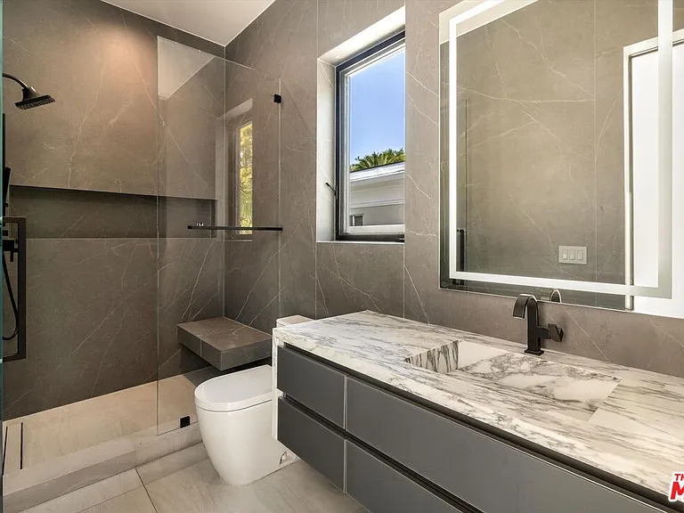 621 N Rodeo Dr — Photo 17