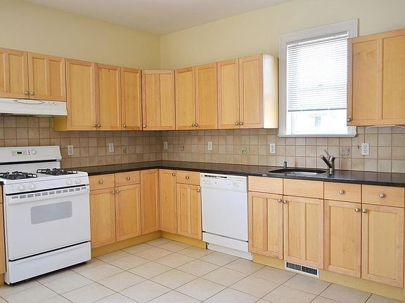 Full Size Eat-In Kitchen