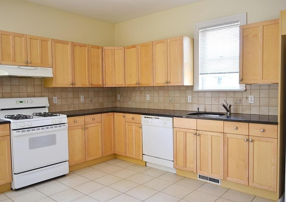 Full Size Eat-In Kitchen