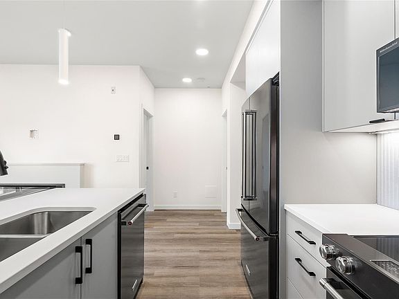 4th image of 1102 Esquimalt Rd #302