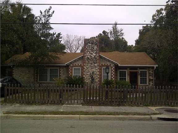 Sunny front yard & parking space