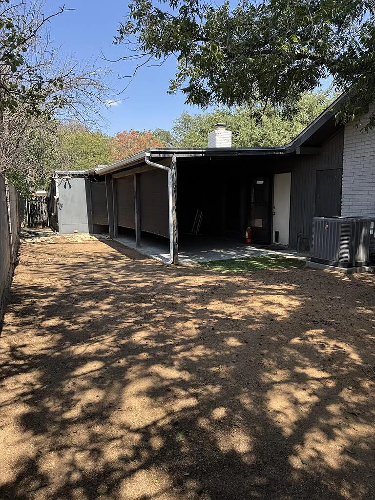 4 bed, 2.5 bath, 2156 sqft, $2,500 — Photo 2