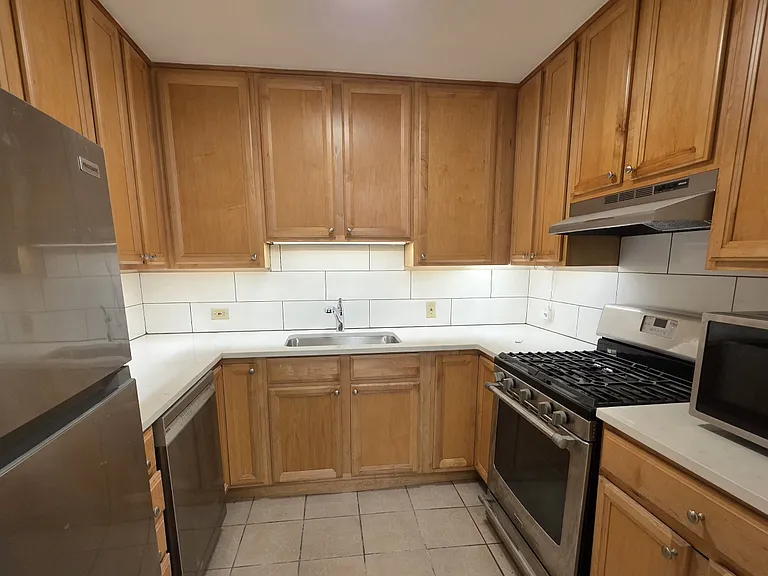 Kitchen w new SS appliances,