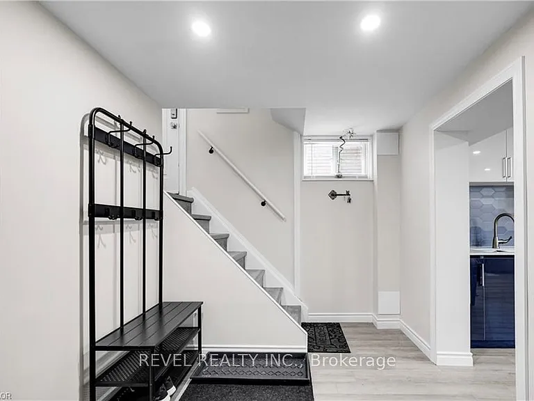 38 Birgitta Cres #LOWER — Photo 3