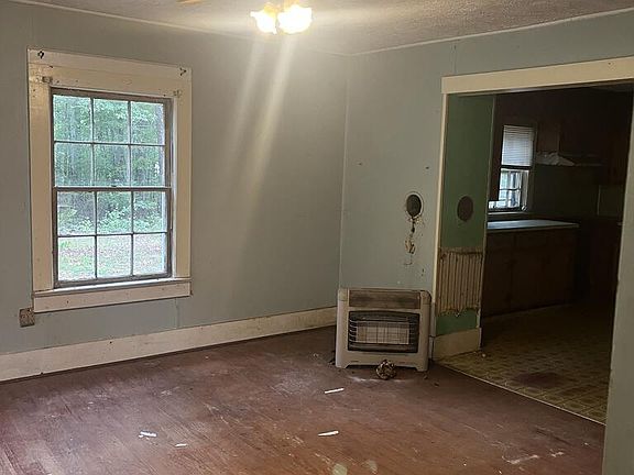 3rd image of 1041 Clarksville Rd