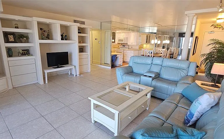 10355 Paradise Blvd #710 — Photo 2