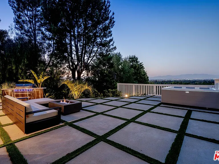 16725 Oak View Dr — Photo 1