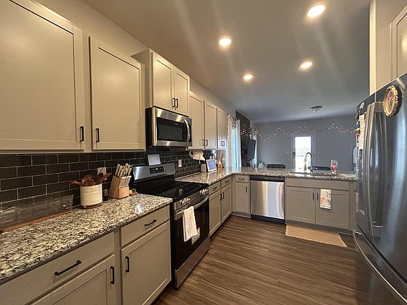 3rd image of 204 Saxony Dr