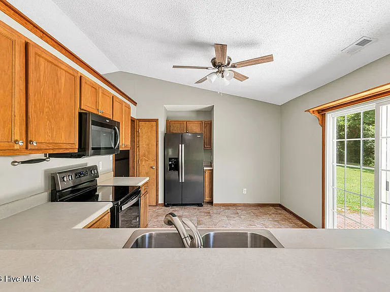 304 Gaston Ct — Photo 9