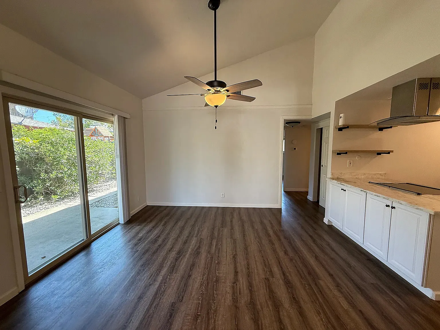 2 bedroom 1 bath w garage and huge backyard. — Photo 4