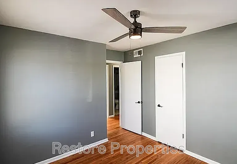 1914 W 46th St — Photo 7