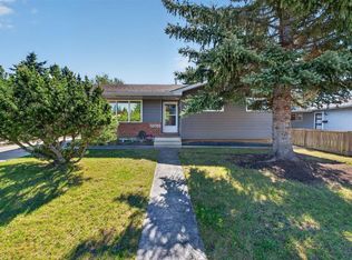 10020 W Oakfield Dr SW, Calgary, AB T2V4B4