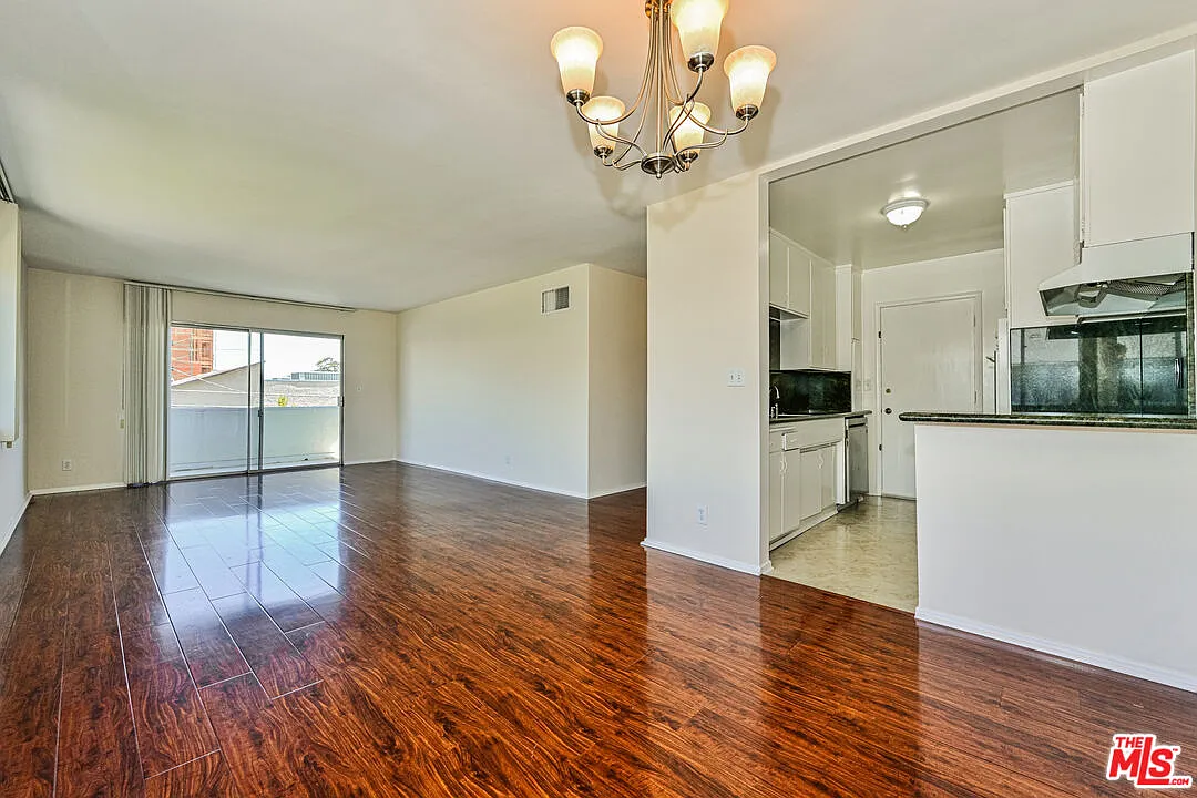 2 bed, 2.0 bath, 1400 sqft, $2,895 — Photo 2