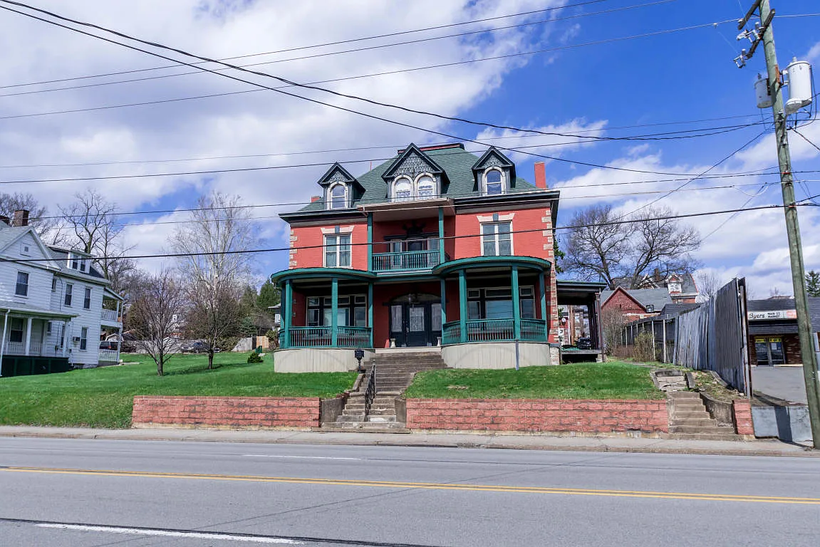 272 W Main St photo 1