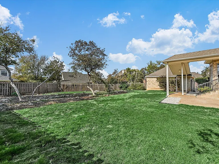 10802 Hastings Ln — Photo 23