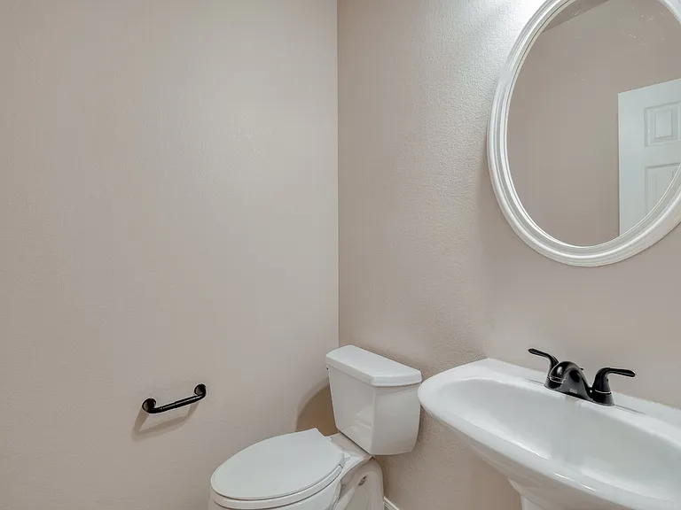 211 Hanstrom Dr — Photo 19
