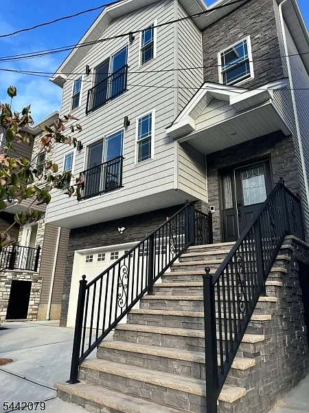 3 bed, 2.0 bath, 1312 sqft, $3,400 — Photo 2